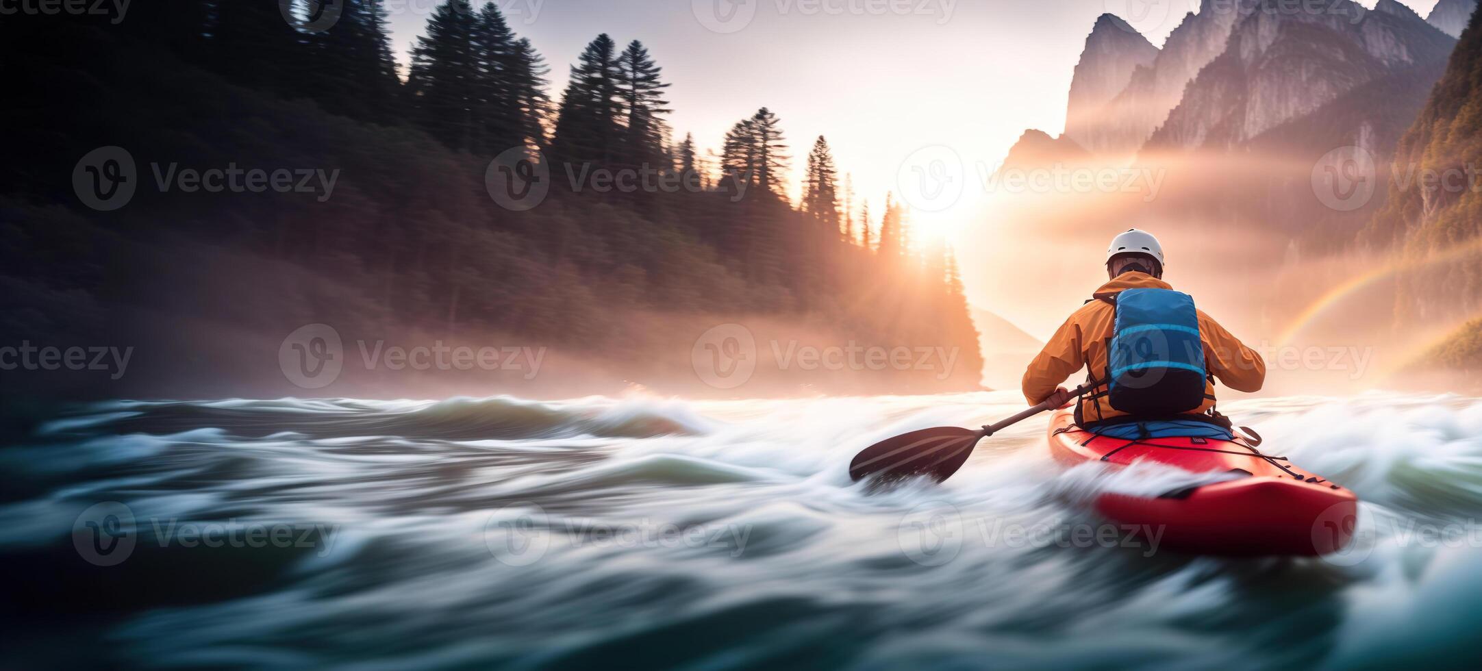 een Mens in een kajak in een helm drijft langs een bergachtig, stormachtig rivier- tegen de backdrop van bergen en zonsondergang, achterzijde visie banier foto