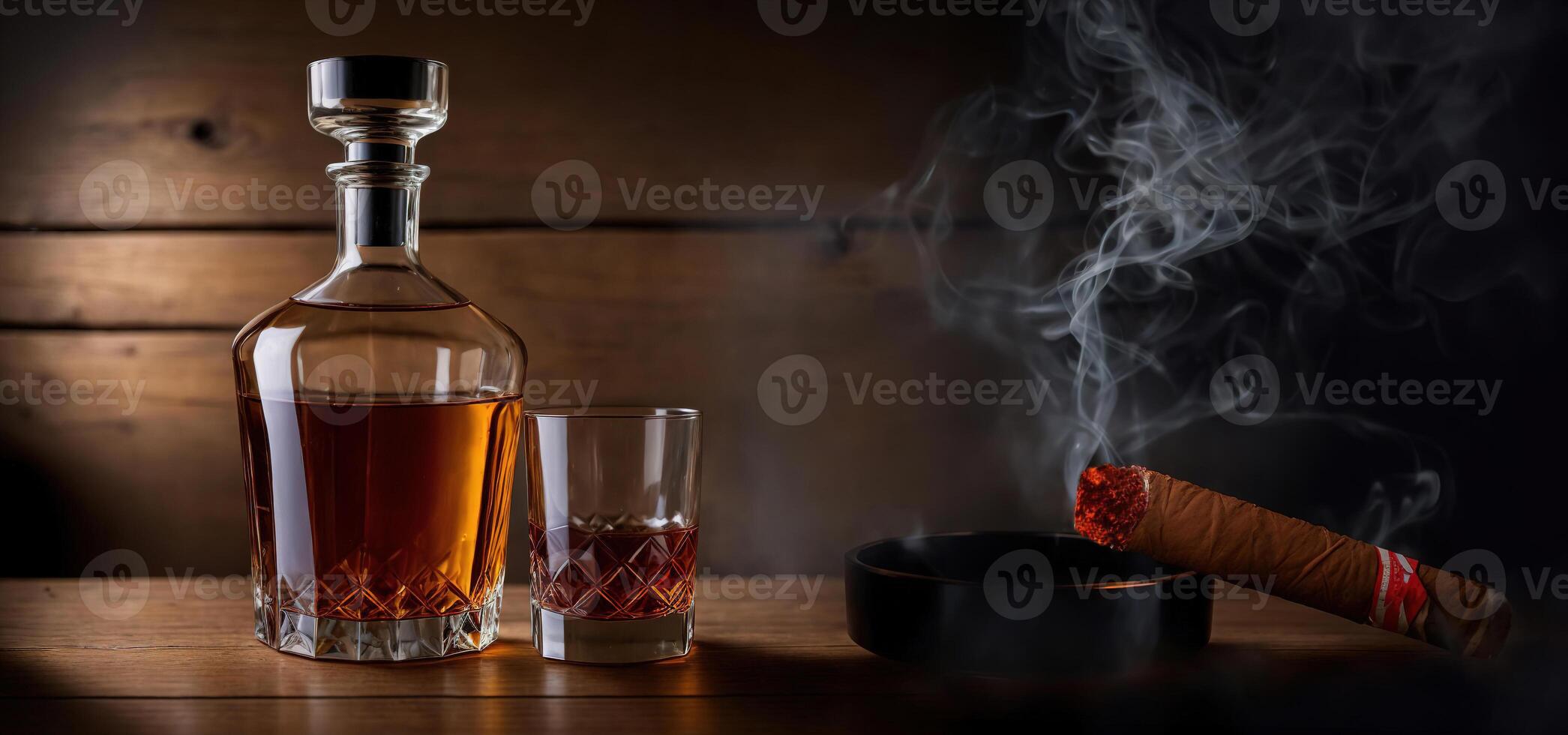 een glas van whisky met een roken sigaar en een asbakje Aan een houten achtergrond foto