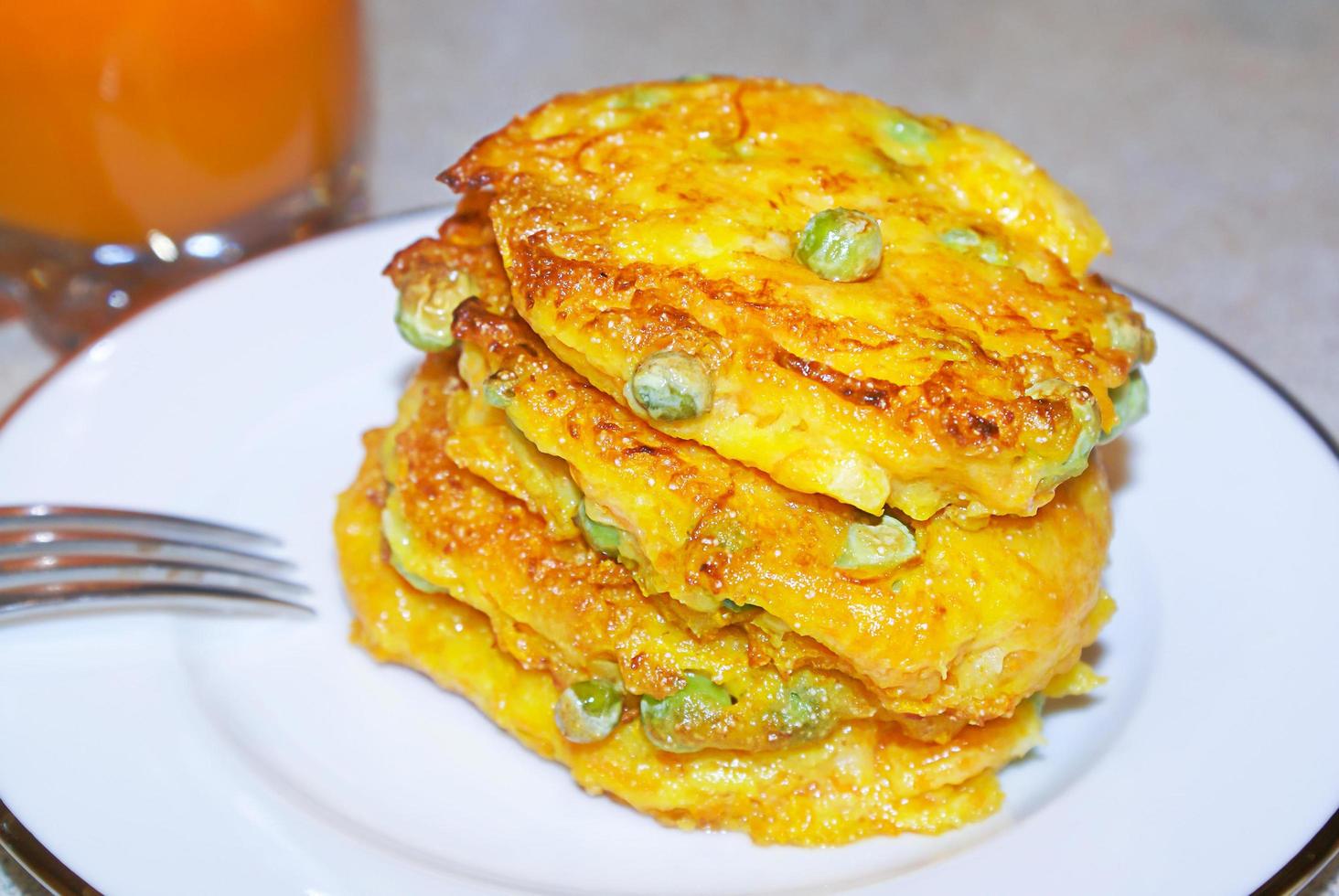 stapel pannenkoeken van courgette en erwten. foto