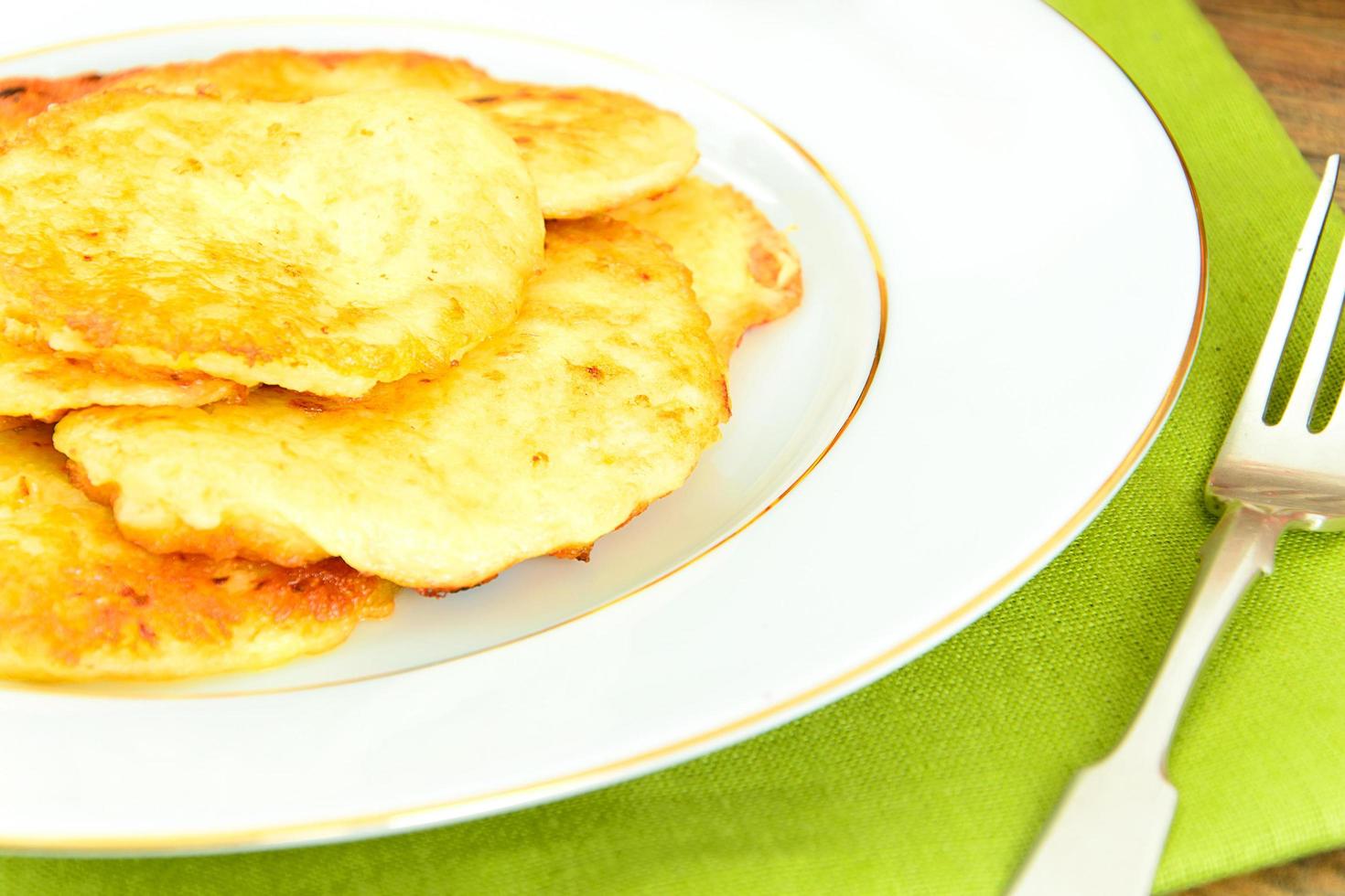 gebakken aardappelpannenkoekjes. Wit-Russische en Duitse keuken. foto