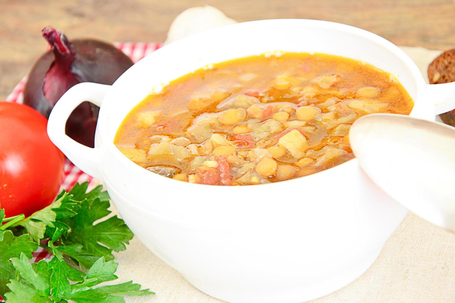 linzensoep met aubergine, tomaten en uien foto