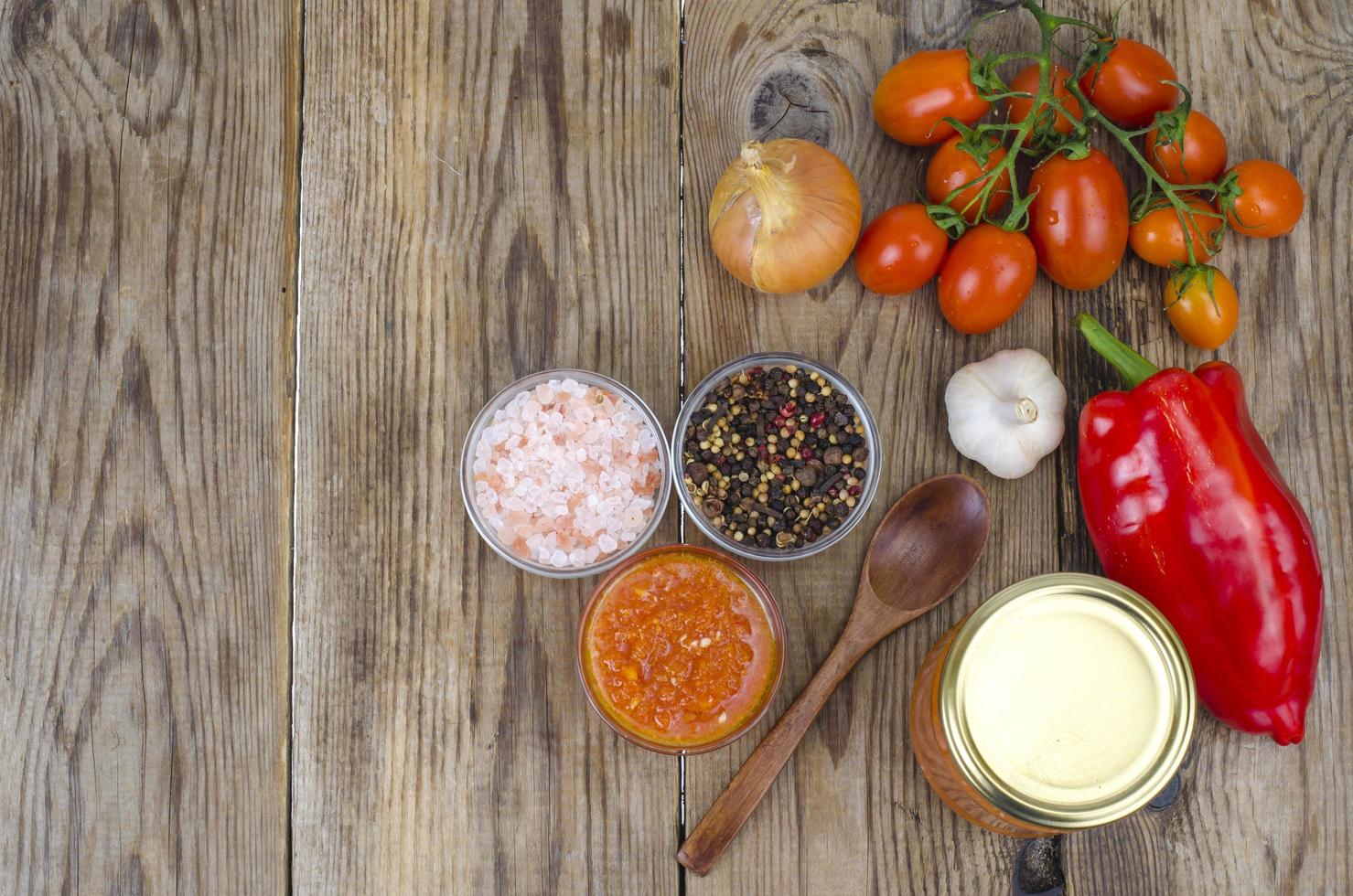 saus, een amuse van seizoensgroenten in glas foto