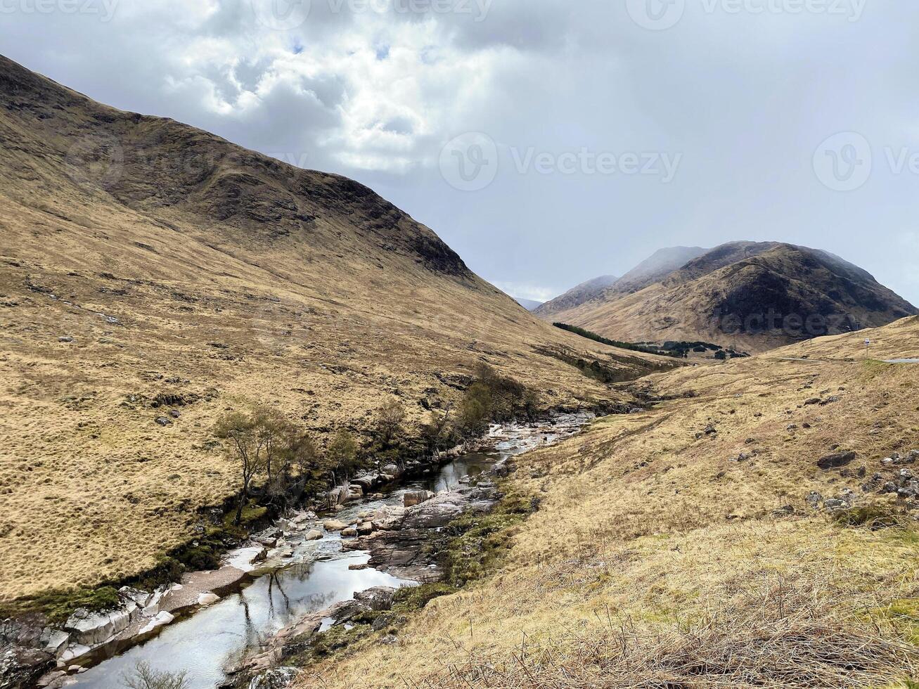 een visie van de Schotland platteland in de buurt de Glencoe bergen foto