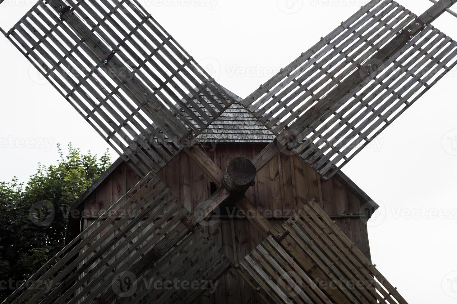 messen van oud houten windmolen foto