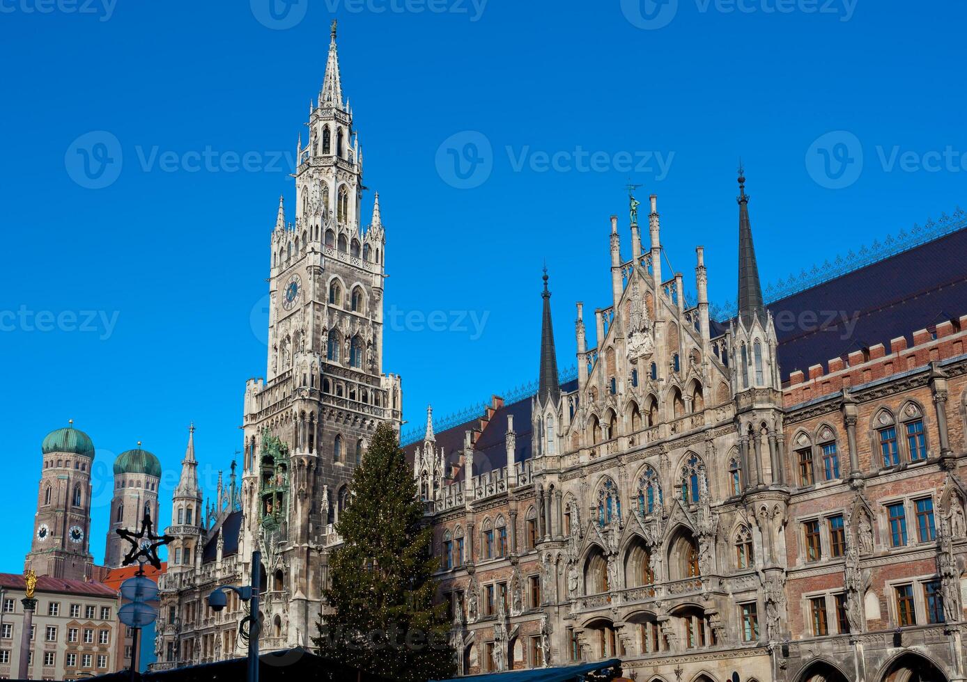 de marienplatz in München met boom Kerstmis foto