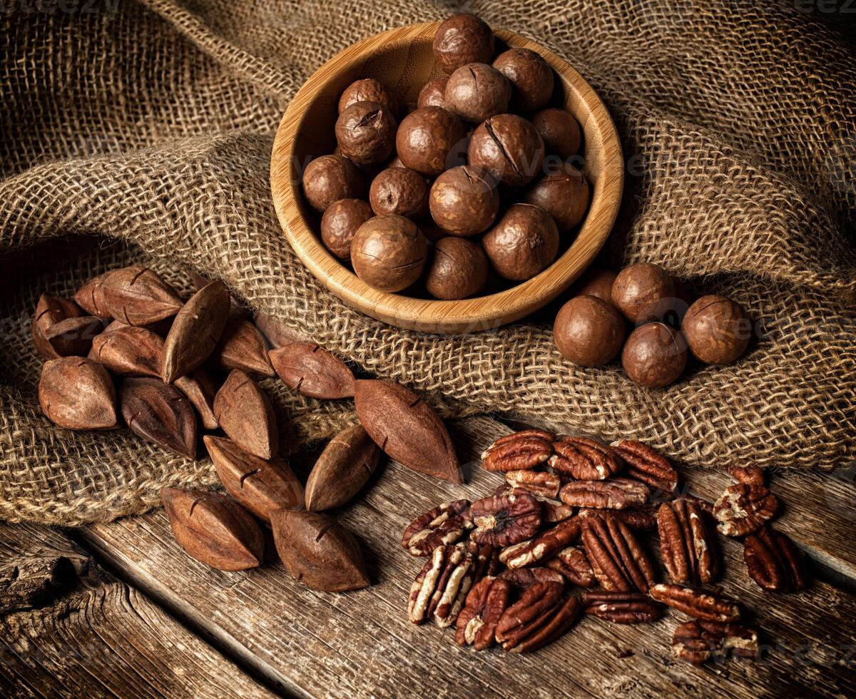 macadamia, pecannoot en pili noten Aan houten tafel foto