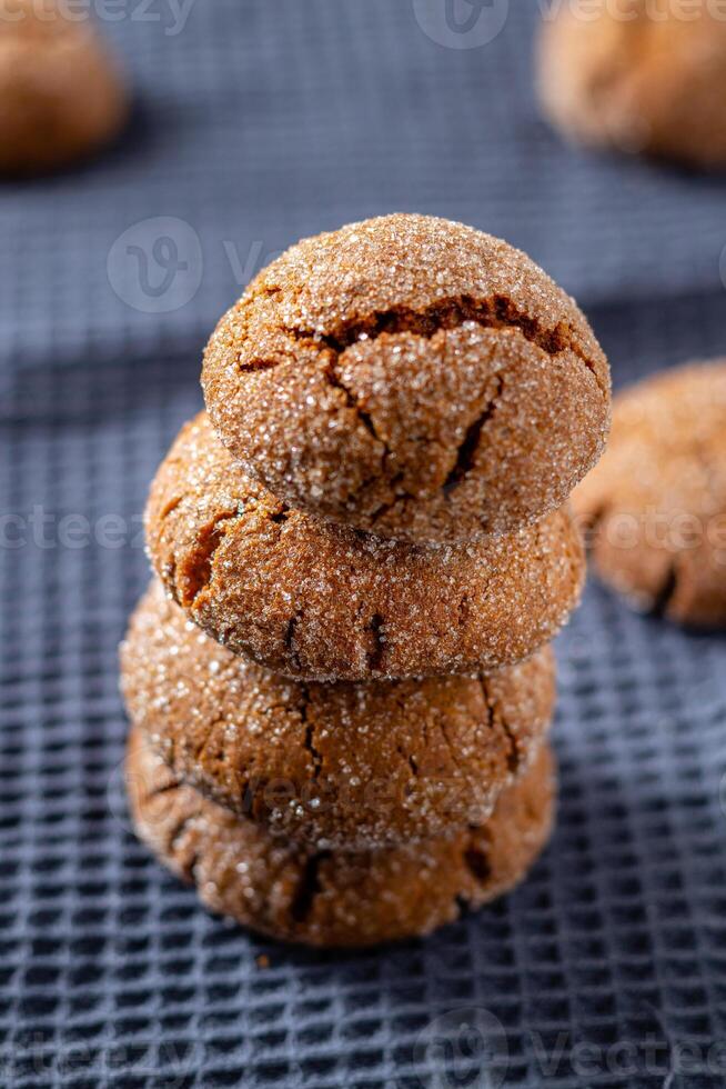 warm eigengemaakt gember koekje koekjes Aan een licht achtergrond, een grijs zakdoek foto