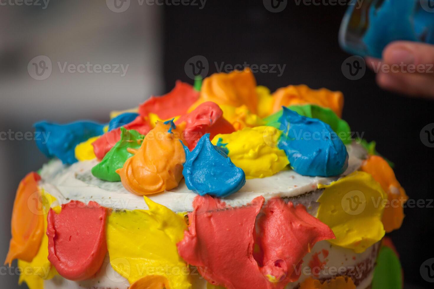 voorbereiding van taart en carnaval gebakjes. foto