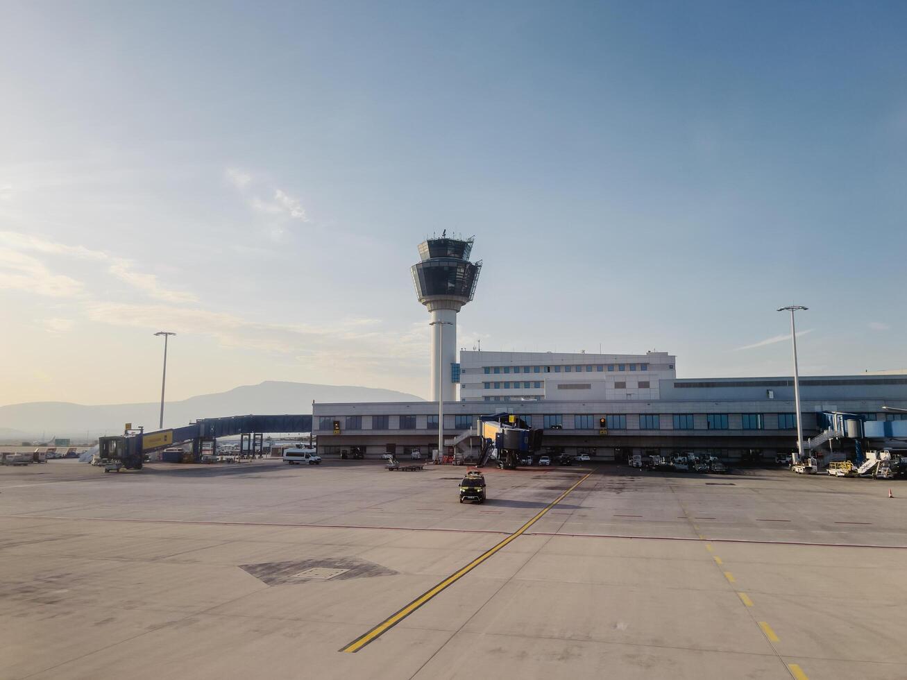 fijn, Griekenland - 20 augustus 2023. leeg landingsbaan in voorkant van de luchthaven gebouw foto