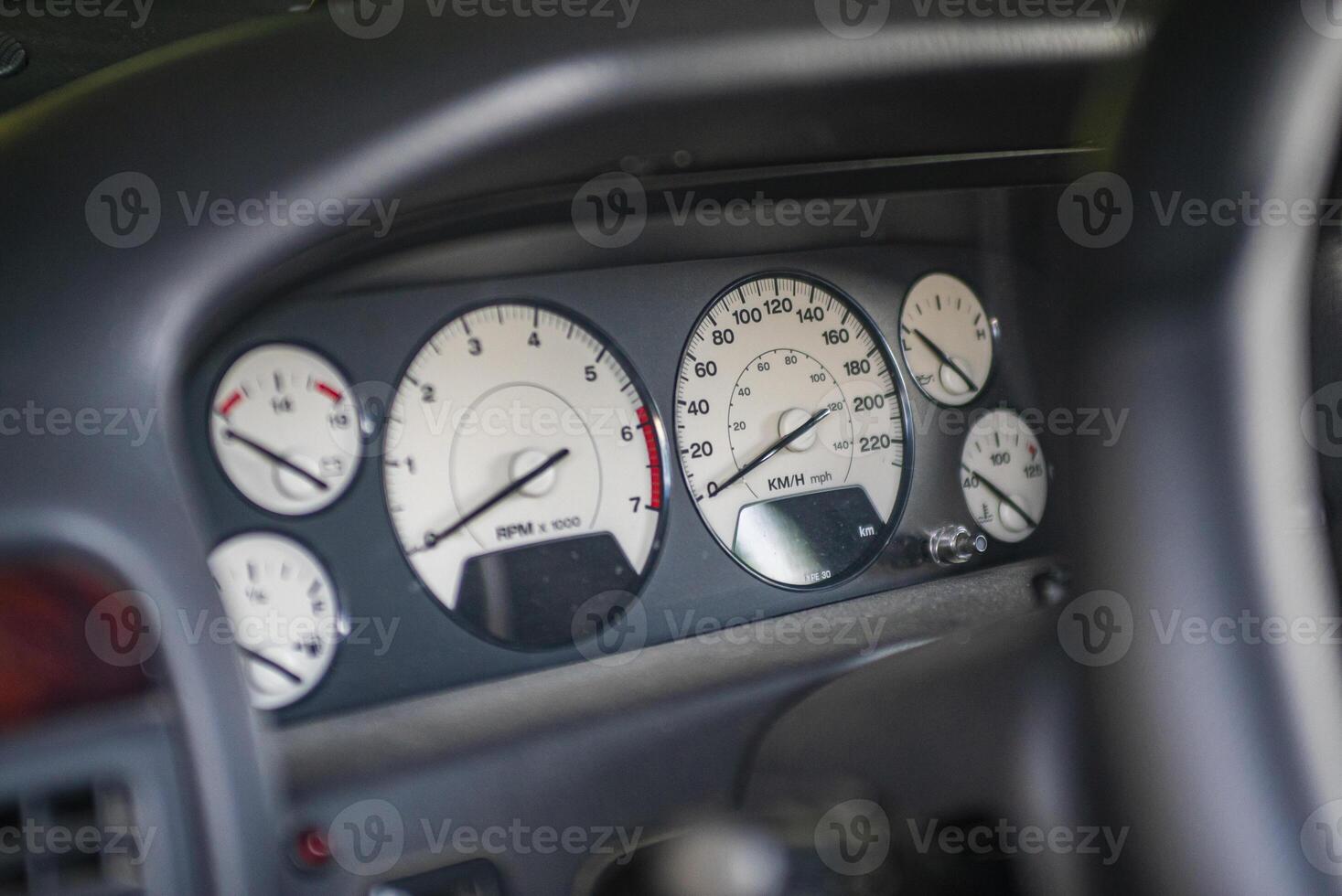 auto dashboard en snelheidsmeter en snelheidsmeter 2 foto