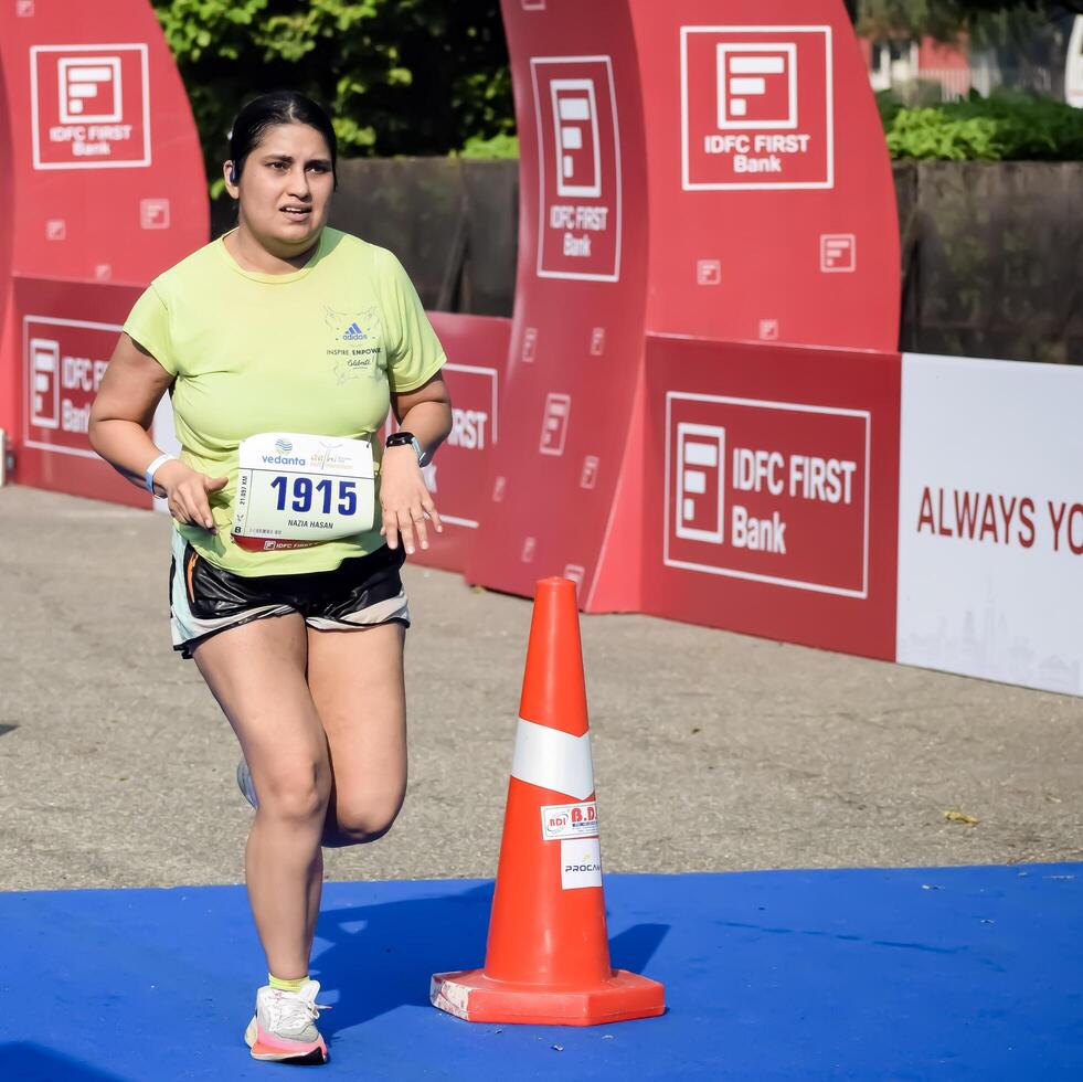 nieuw Delhi, Indië - oktober 15 2023 - vedanta Delhi voor de helft marathon ras na covid in welke marathon deelnemers over naar kruis de af hebben lijn, Delhi voor de helft marathon 2023 foto