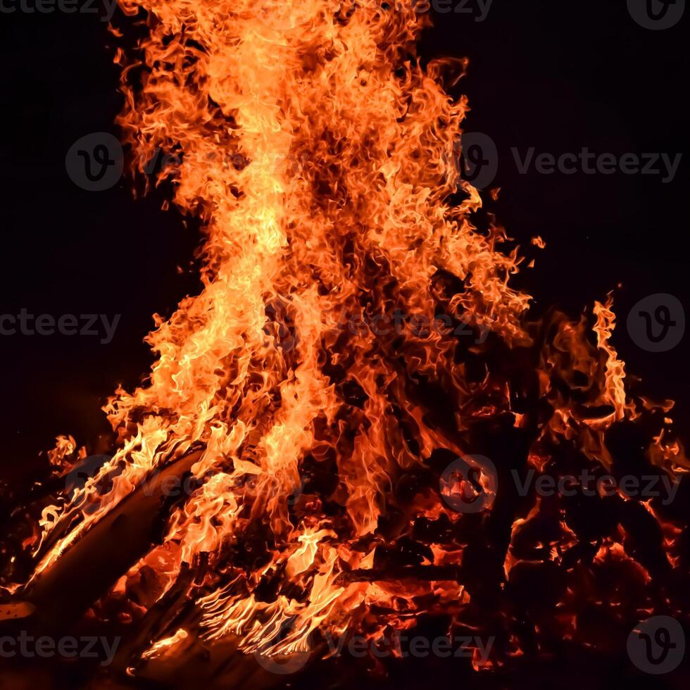 vuur vlammen op zwarte achtergrond, bles vuur vlam textuur achtergrond, prachtig, het vuur brandt, vuur vlammen met hout en koemest vreugdevuur foto
