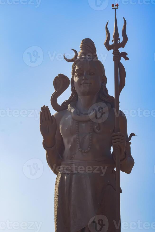 groot standbeeld van heer shiva in de buurt Delhi Internationale luchthaven, Delhi, Indië, heer shiv groot standbeeld aanraken lucht Bij hoofd snelweg Mahipalpur, Delhi foto