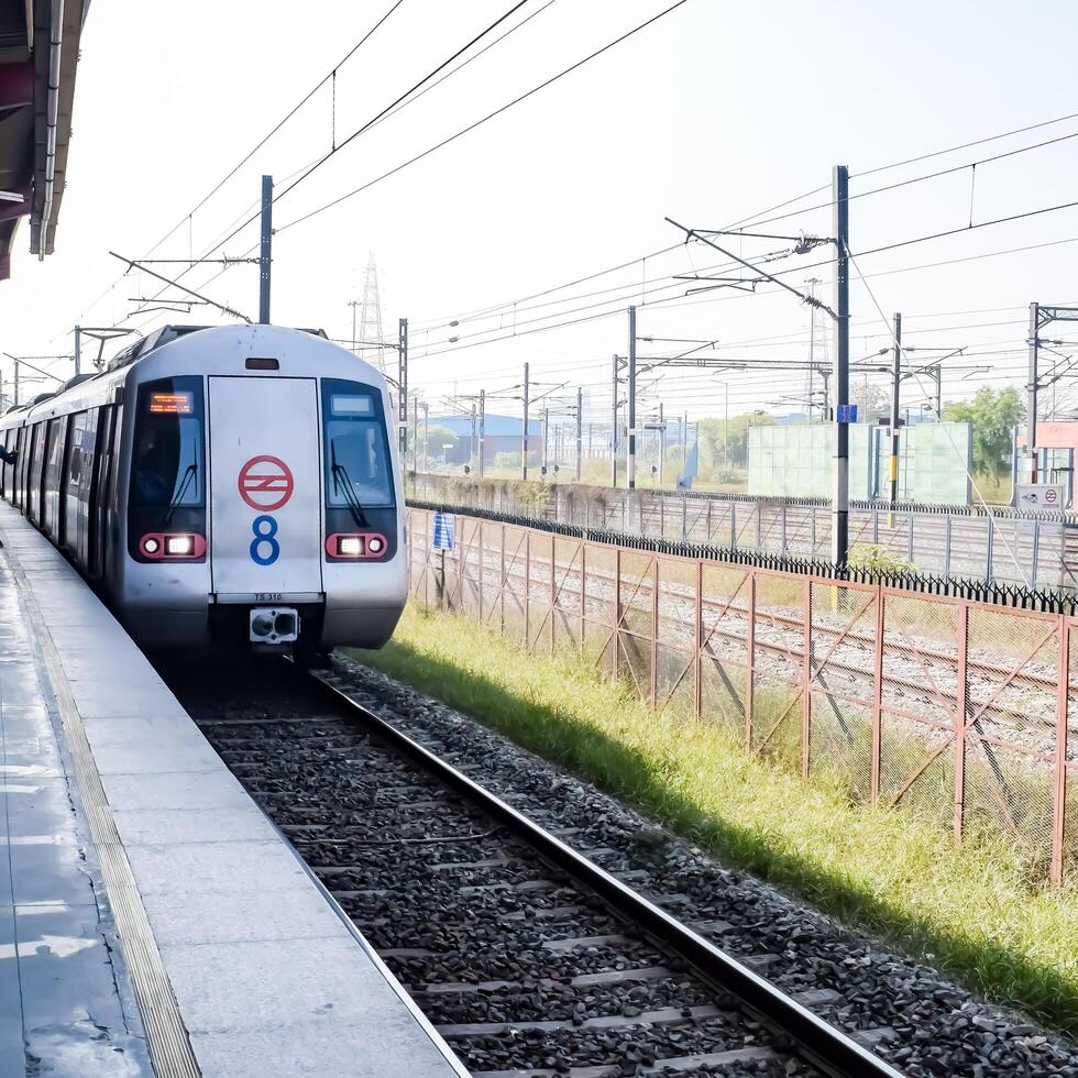 nieuw Delhi, Indië, februari 17 2024 - Delhi metro trein aankomen Bij jhandewalan metro station in nieuw Delhi, Indië, Azië, openbaar metro vertrek van jhandewalan station foto