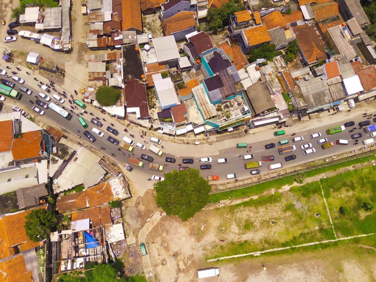 congestie ten gevolge naar eid thuiskomst verkeer. top visie van verkeer jam Bij weg knooppunt, Bandung - Indonesië. vervoer industrie. bovenstaande. intercity weg toegang. schot van een drone. foto