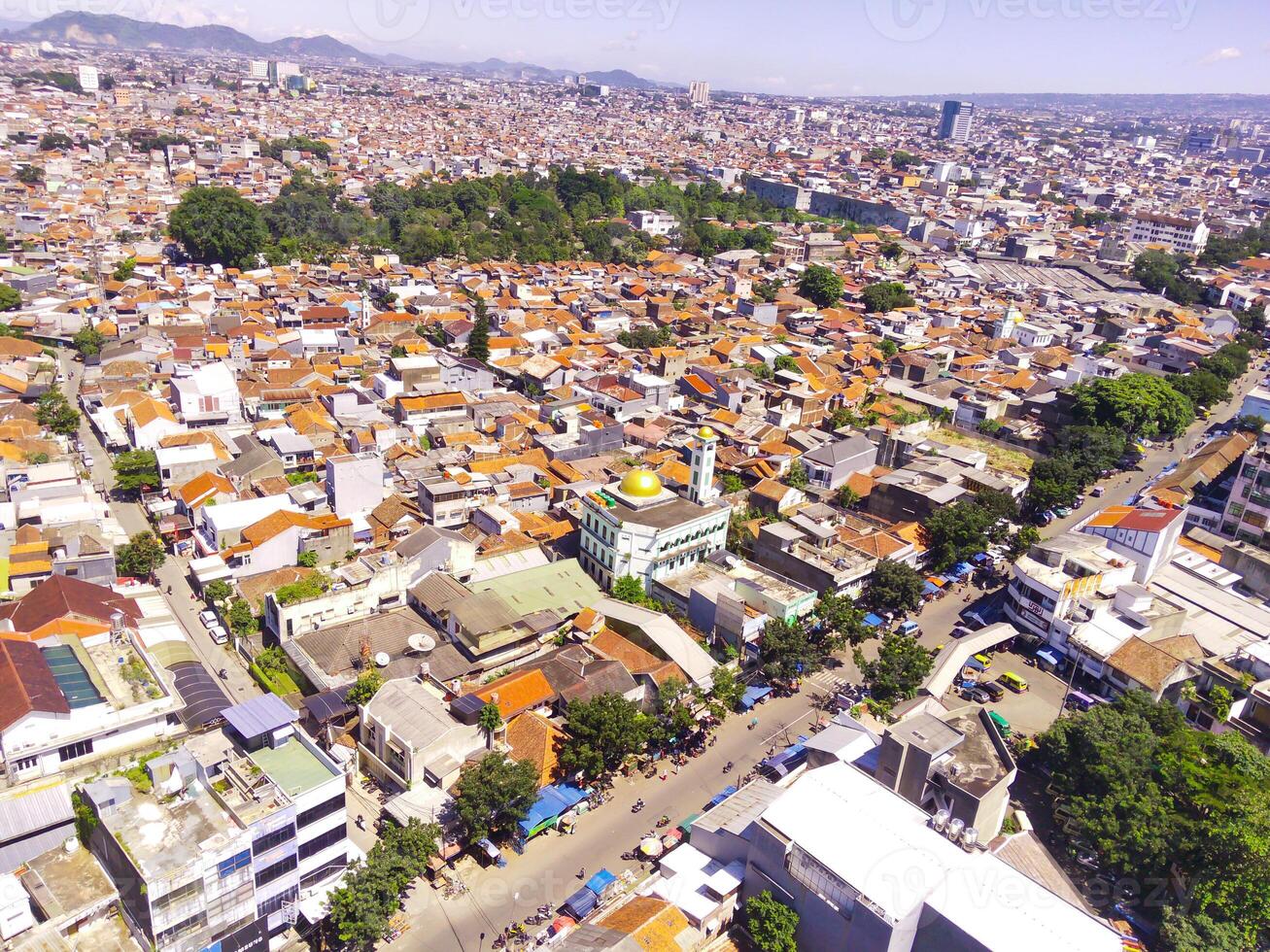 stadsgezicht van een overbevolkt woon- wijk in Bandung stad. visie van de dicht woon- landschap in downton. antenne fotografie. sociaal problemen. schot van een vliegend dar foto