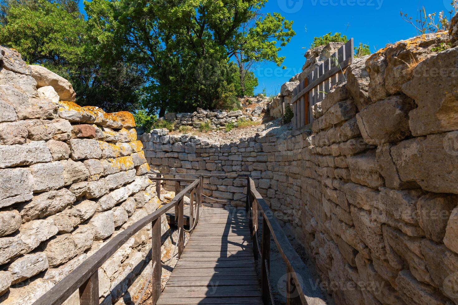 een houten loopbrug in de ruïnes van troy oude stad in canakkale turkiye foto