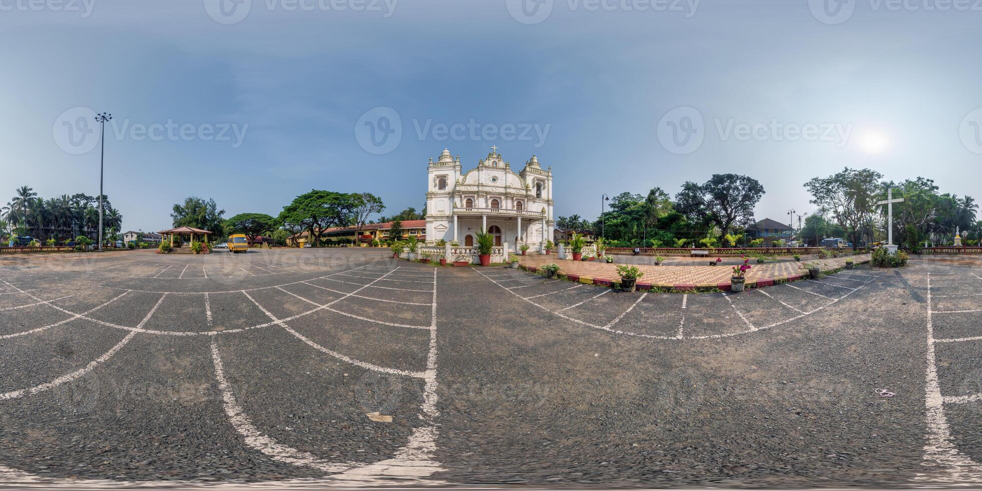vol hdri 360 panorama van Portugal Katholiek kerk in oerwoud tussen palm bomen in Indisch keerkring dorp in equirectangular projectie met zenit en nadir. vr ar inhoud foto