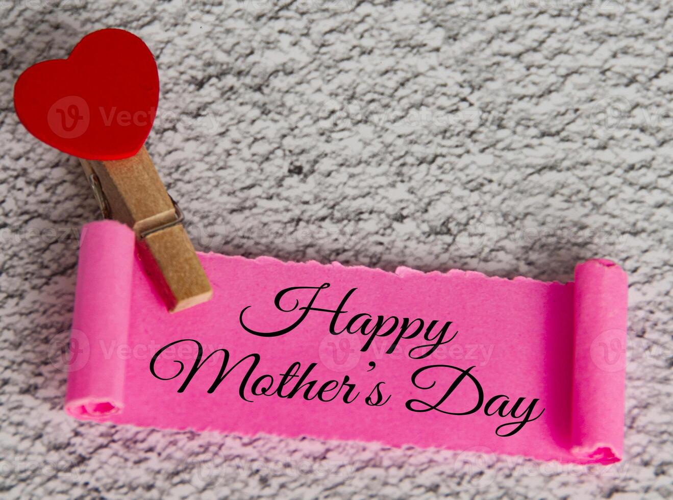 top visie van gelukkig moeder dag Aan roze gescheurd papier. gelukkig moeder dag concept foto