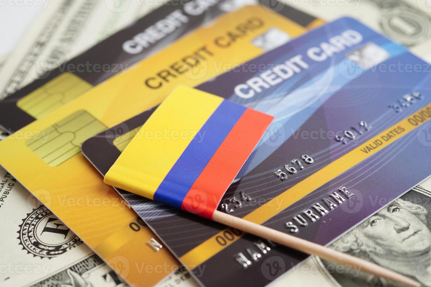 Colombia vlag Aan credit kaart, financiën economie handel boodschappen doen online bedrijf. foto
