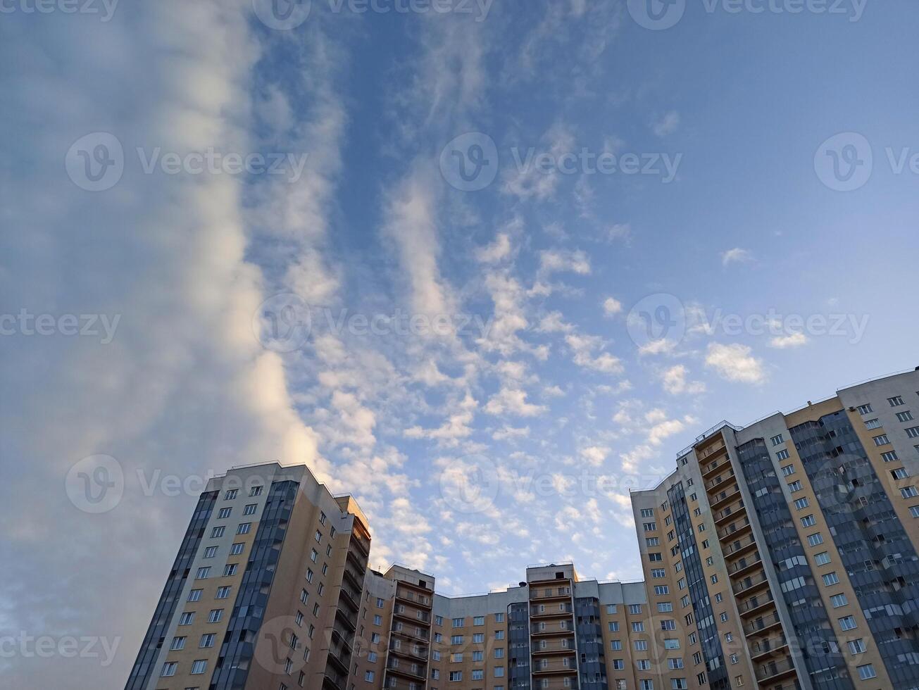 wolkenkrabbers in de lucht foto