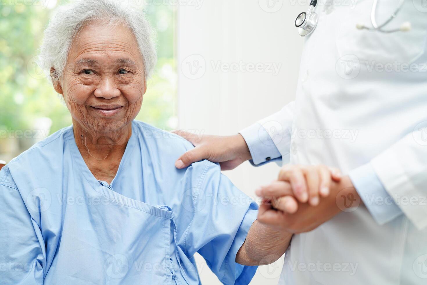 Aziatisch dokter aanraken geduldig naar steun, troost aanmoedigen en helpen ondersteuning Gezondheid zorg medisch. foto
