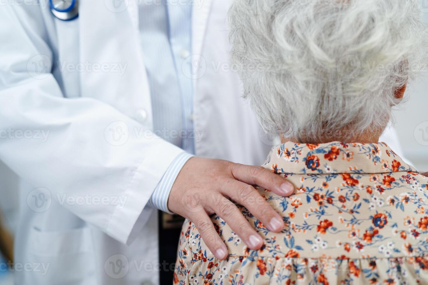 Aziatisch dokter aanraken geduldig naar steun, troost aanmoedigen en helpen ondersteuning Gezondheid zorg medisch. foto