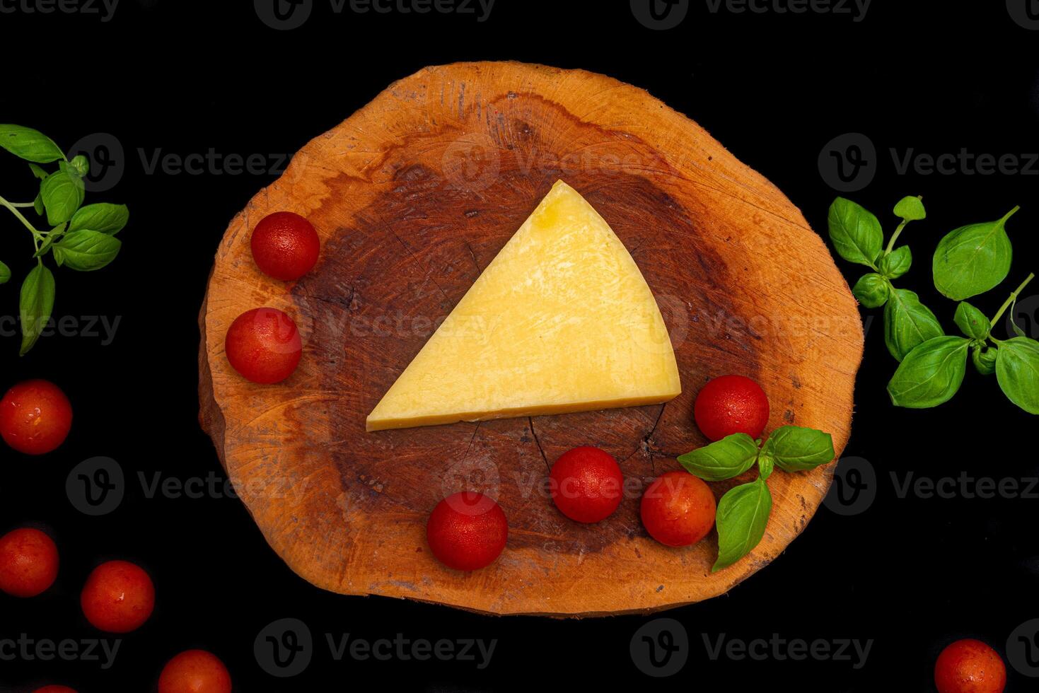 samenstelling van groenten en kaas over- een houten bord foto