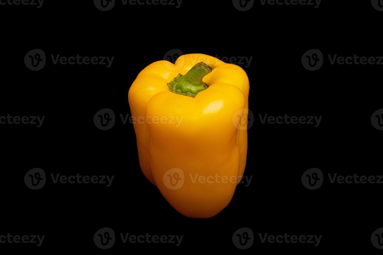 geel peper in zwart achtergrond foto