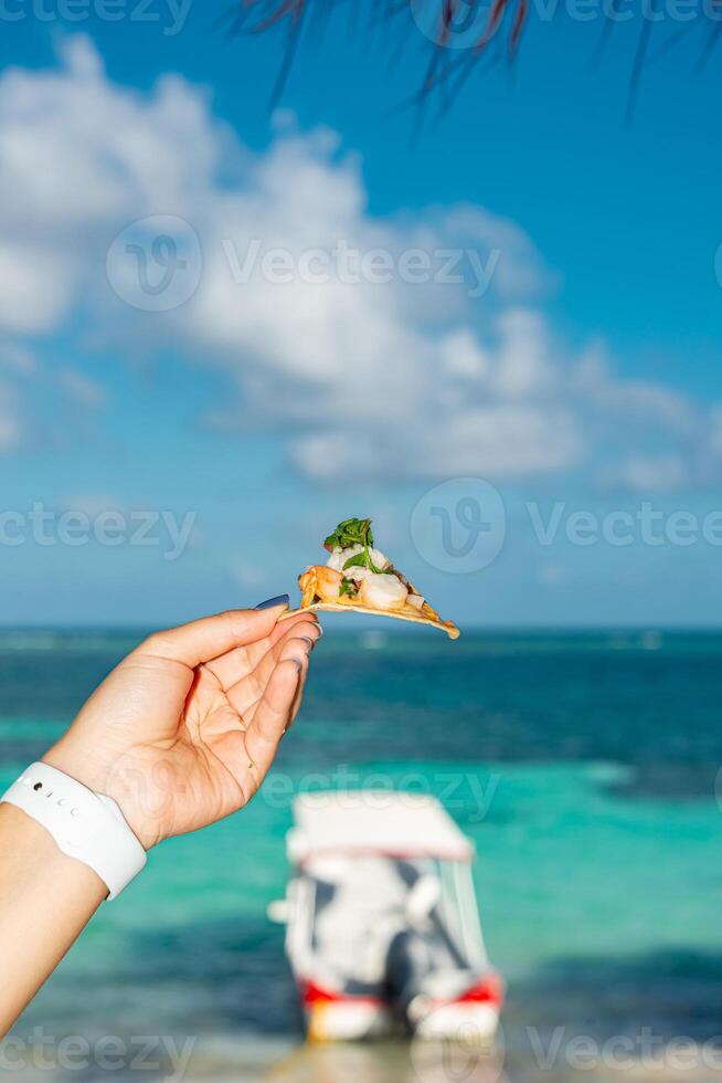 aan het eten een tussendoortje in paradijs foto