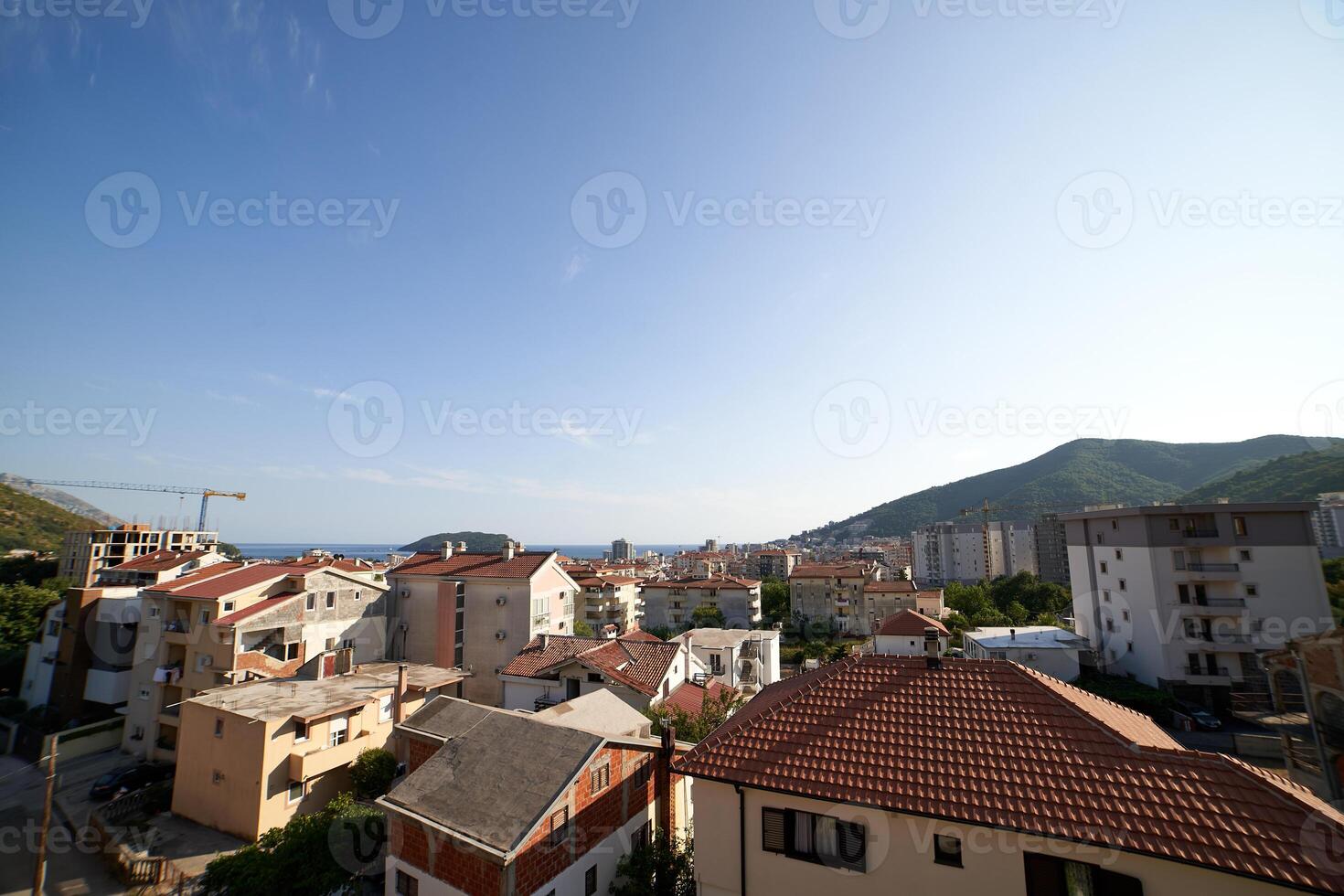 rood daken van appartement gebouwen Bij de voet van de bergen in de buurt de zee. budva, Montenegro foto