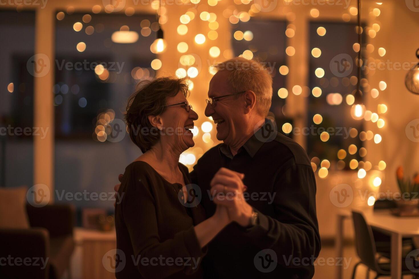 gelukkig senior paar dansen en lachend Bij een partij foto