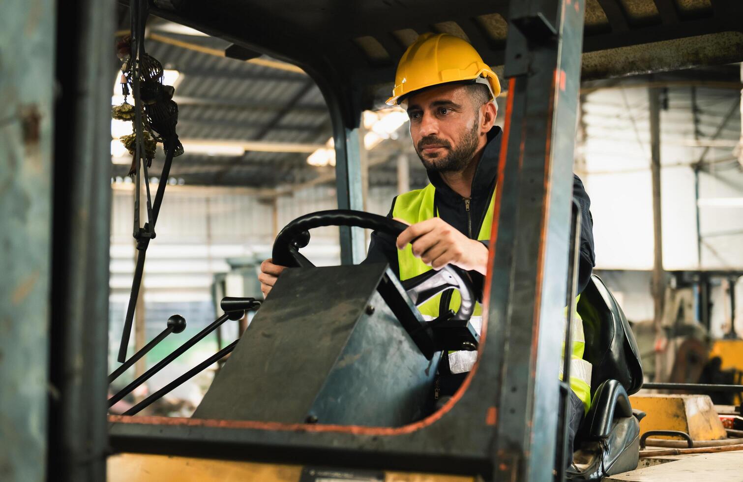 heftruck bestuurder zit in zijn voertuig in een magazijn en geeft een duimen omhoog naar tonen vertrouwen in zijn werk foto