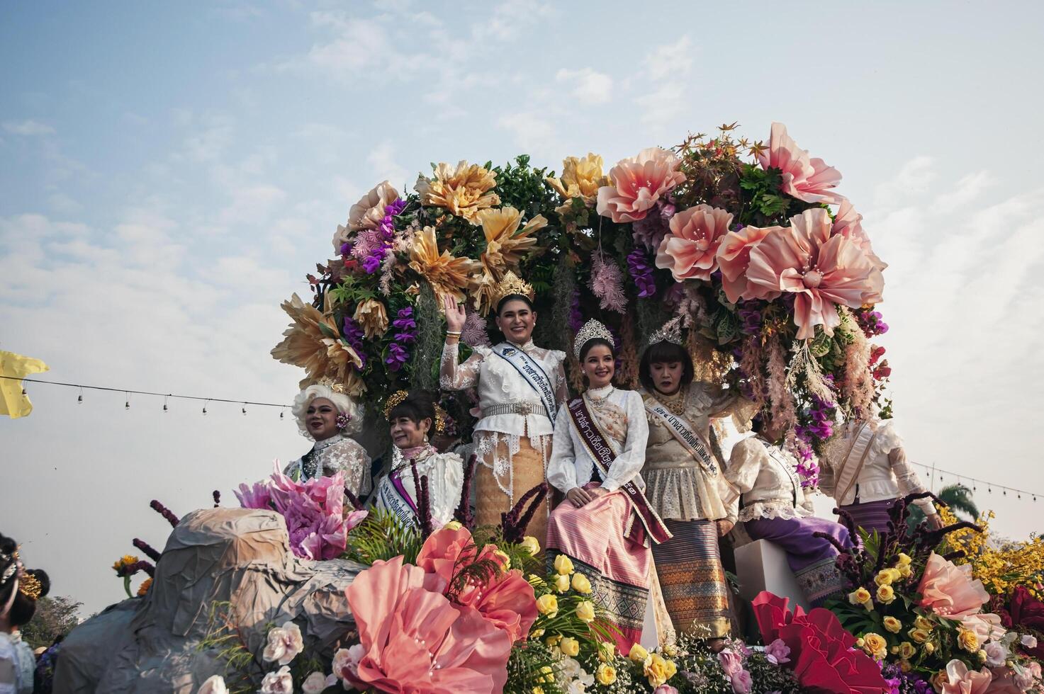 Chiang mei, Thailand - februari 04, 2023 bloem drijft en optochten de 46e jaar- bloem festival 2023 in Chiang mei, Thailand foto