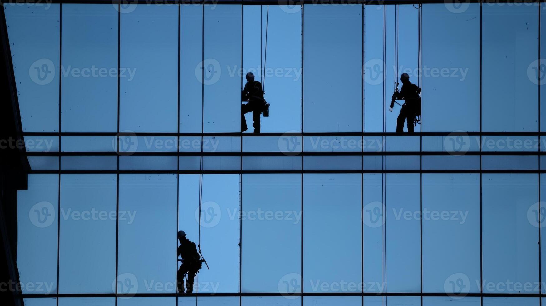 van de grond arbeiders kan worden gezien subtiel plaatsen ramen op de gebouw hun silhouetten staand hoog tegen de lucht foto