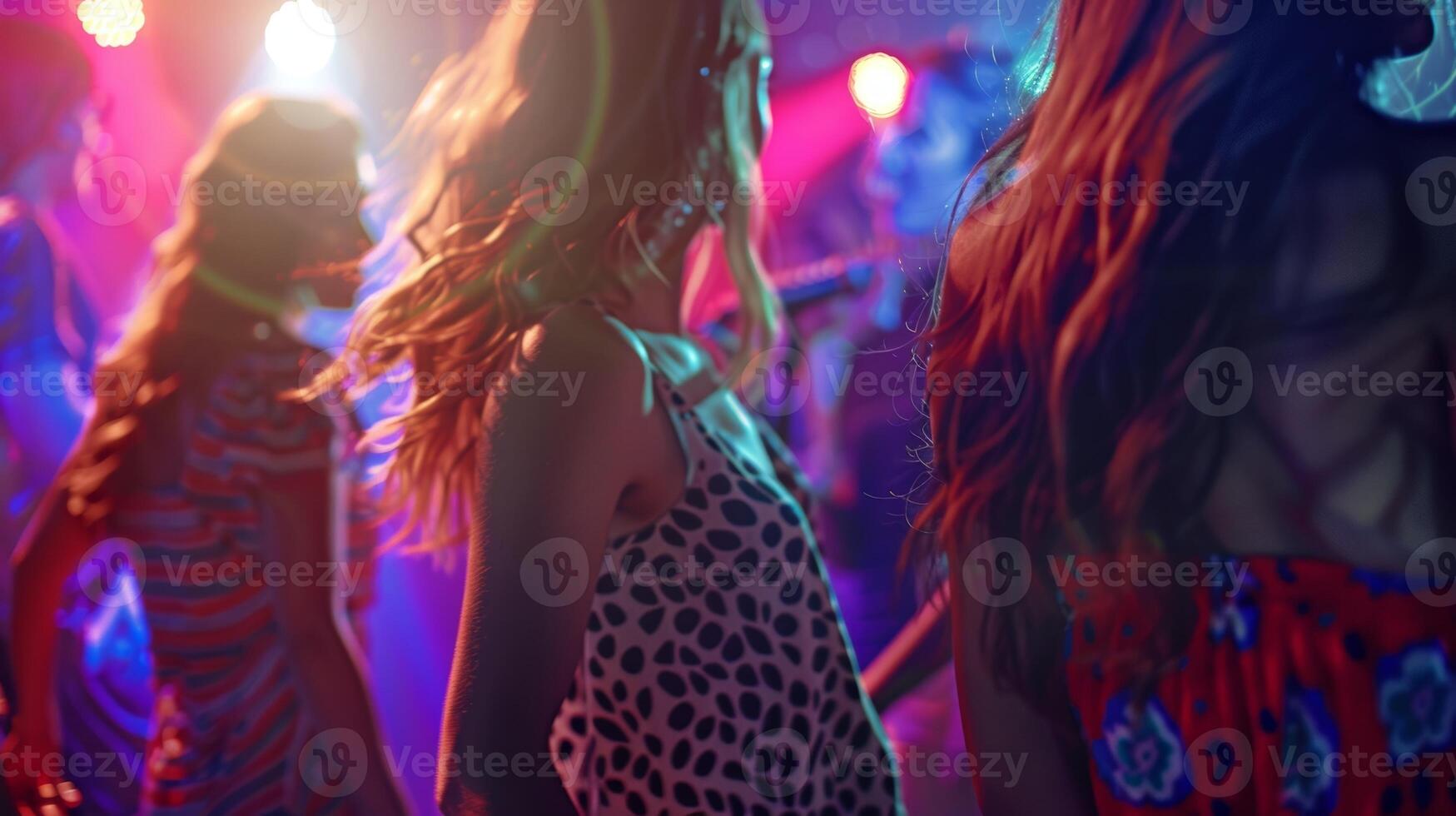 een groep van Dames dansen de nacht weg Bij een muziek- club genieten van de levendig atmosfeer zonder ieder alcohol betrokken foto