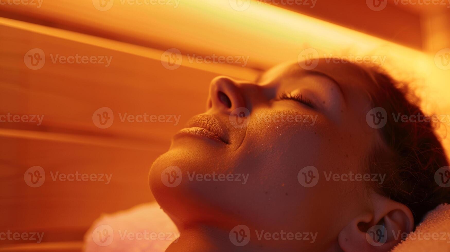 een persoon houdende naar beneden Aan een sauna bank met hun ogen Gesloten in vredig ontspanning ervaren de stress verlichtend Effecten van infrarood sauna gebruik Aan de hart. foto