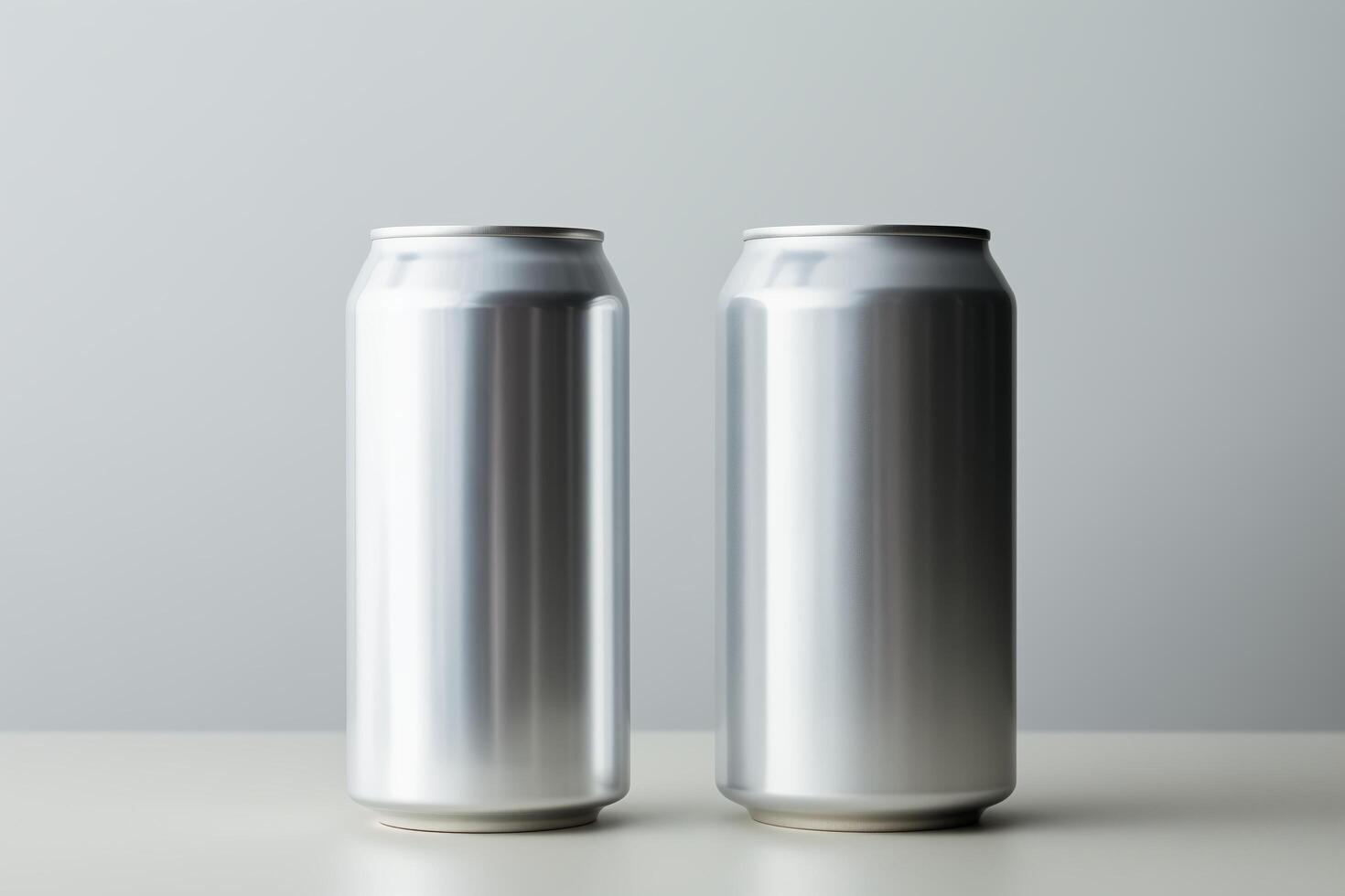 twee aluminium Frisdrank blikjes bekleed omhoog De volgende naar elk andere Aan een vlak oppervlak. foto