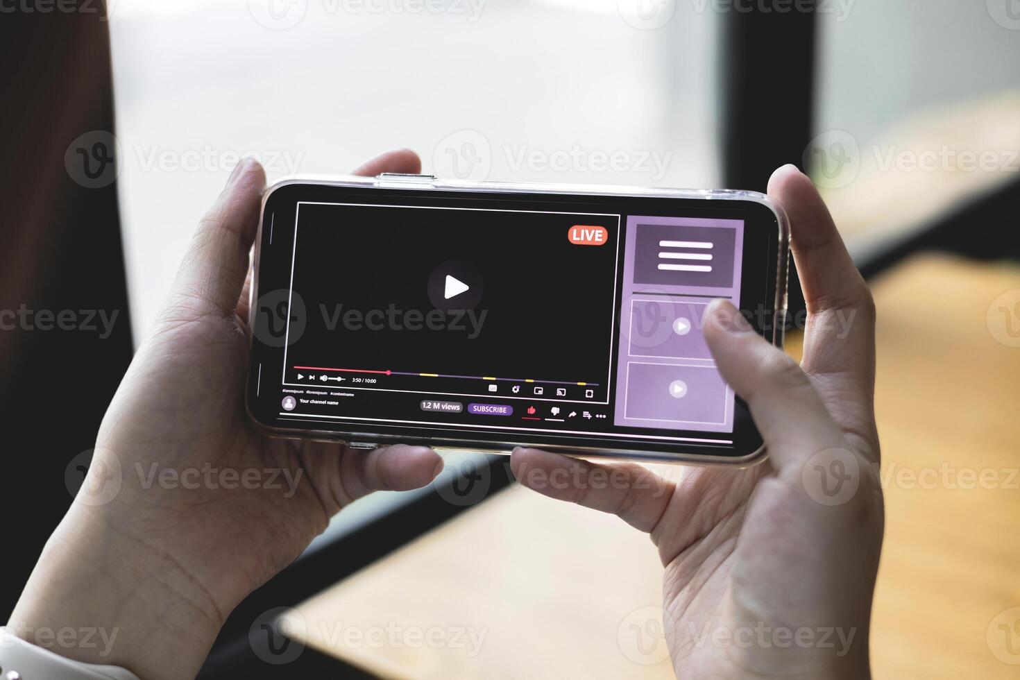 modern multimedia concept. inhoud creatie online streaming populair internetten, inkomsten genereren, sociaal media. vrouw horloges in online media toepassingen Aan smartphone foto