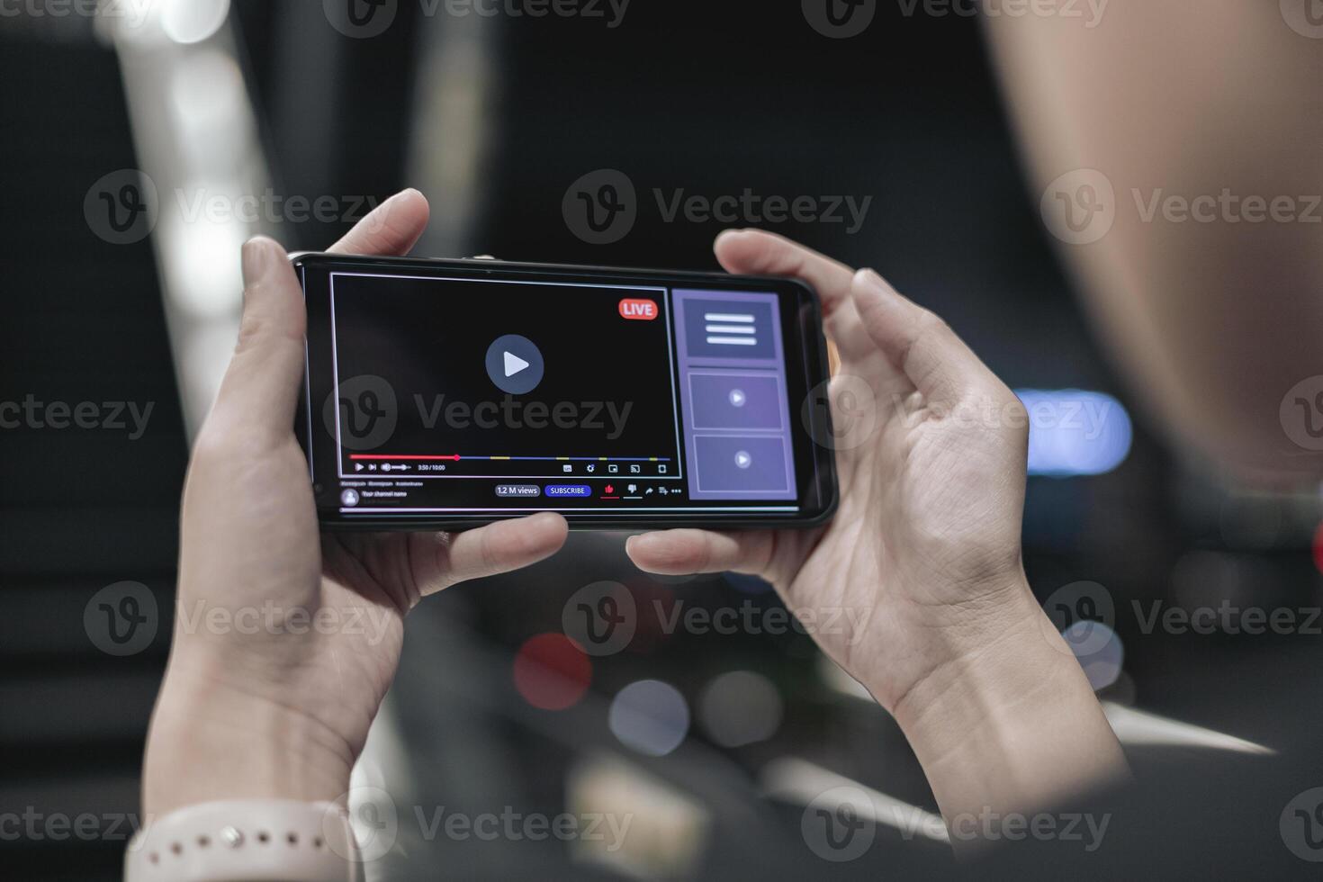 modern multimedia concept. inhoud creatie online streaming populair internetten, inkomsten genereren, sociaal media. vrouw horloges in online media toepassingen Aan smartphone foto