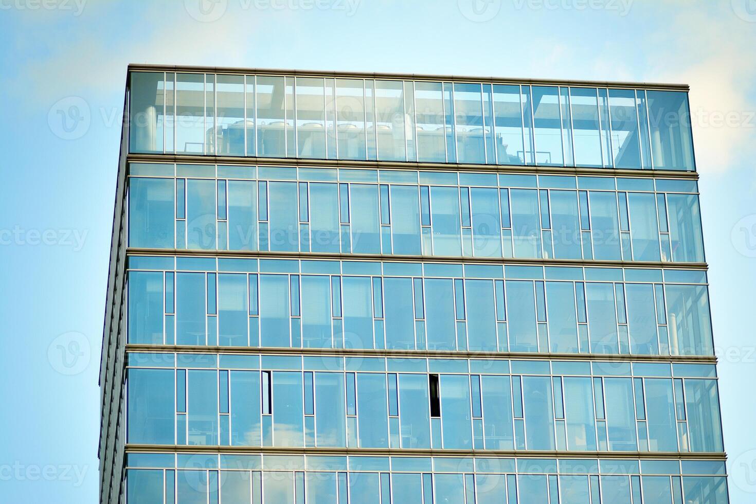 glas gebouw met transparant facade van de gebouw en blauw lucht. structureel glas muur reflecterend blauw lucht. abstract modern architectuur fragment. hedendaags bouwkundig achtergrond. foto