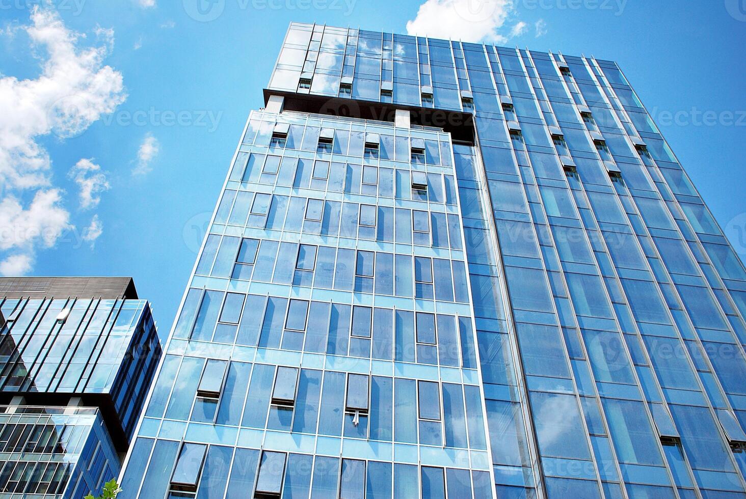 glas gebouw met transparant facade van de gebouw en blauw lucht. structureel glas muur reflecterend blauw lucht. abstract modern architectuur fragment. hedendaags bouwkundig achtergrond. foto