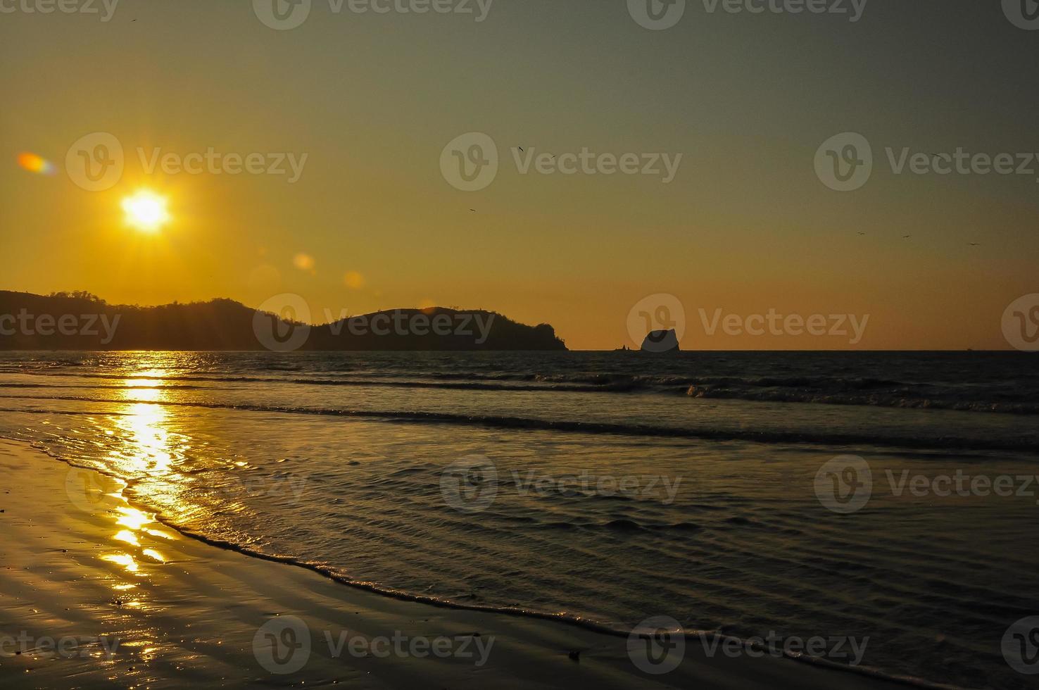 het strand bij zonsondergang foto