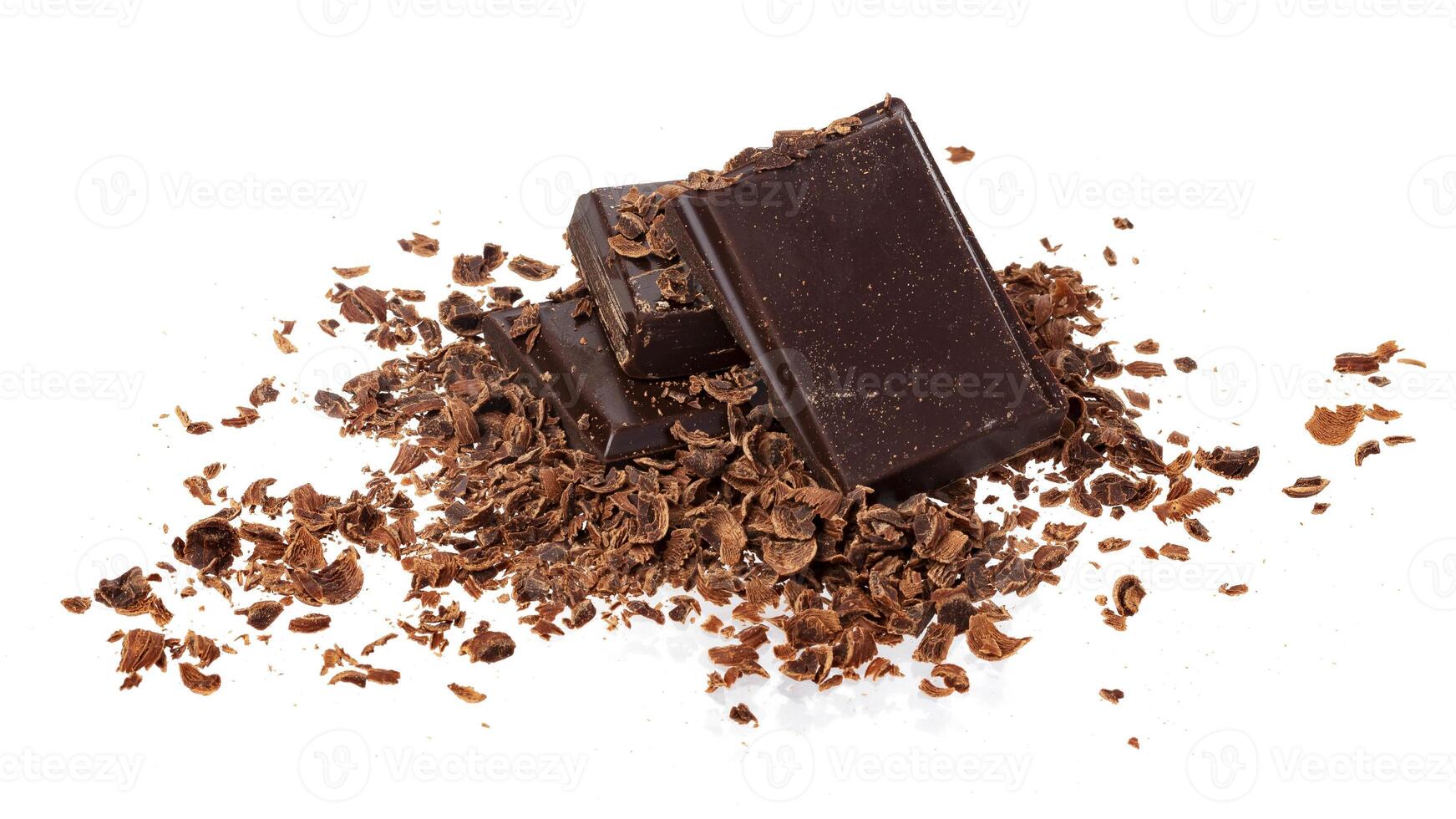 gebroken chocola. hoop van grond en geraspt chocola geïsoleerd Aan wit achtergrond foto