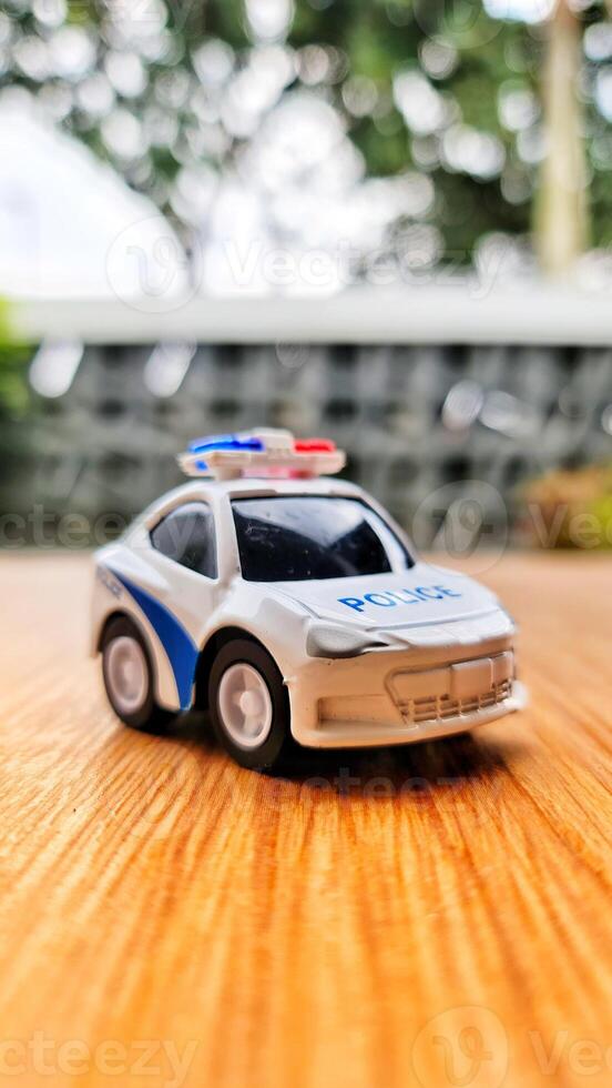 dichtbij omhoog bokeh foto van een jongens speelgoed- Politie auto.