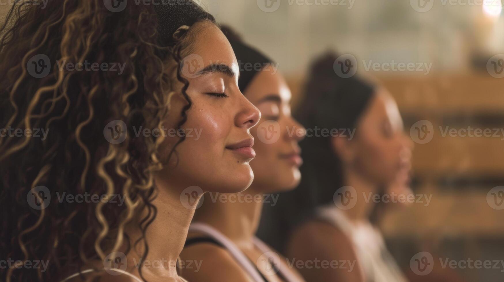 een groep van Dames deelnemen in een sauna ritueel combineren warmte behandeling met teder begeleid meditaties naar promoten mentaal duidelijkheid en emotioneel evenwicht. foto