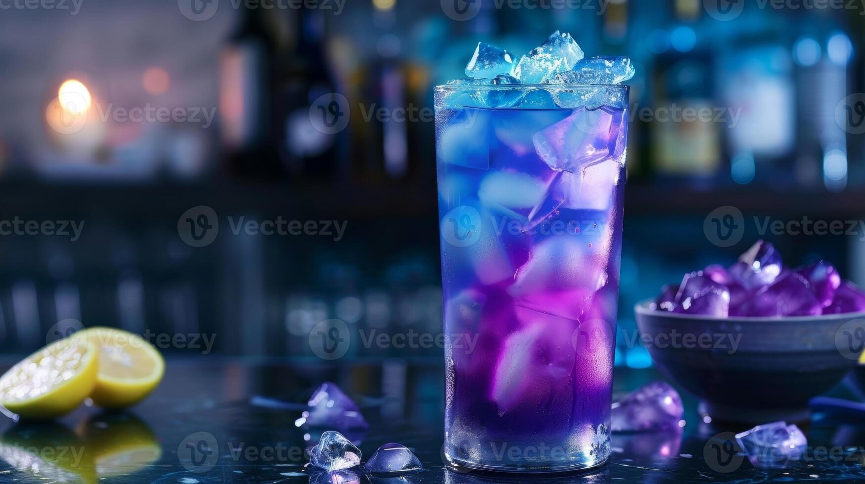 levendig blauw en Purper tinten kolken samen in een handtekening cocktail gemaakt met bovenste plank wodka vlinder erwt bloem thee en een plons van pittig citroen sap voor een visueel verbijsterend drin foto