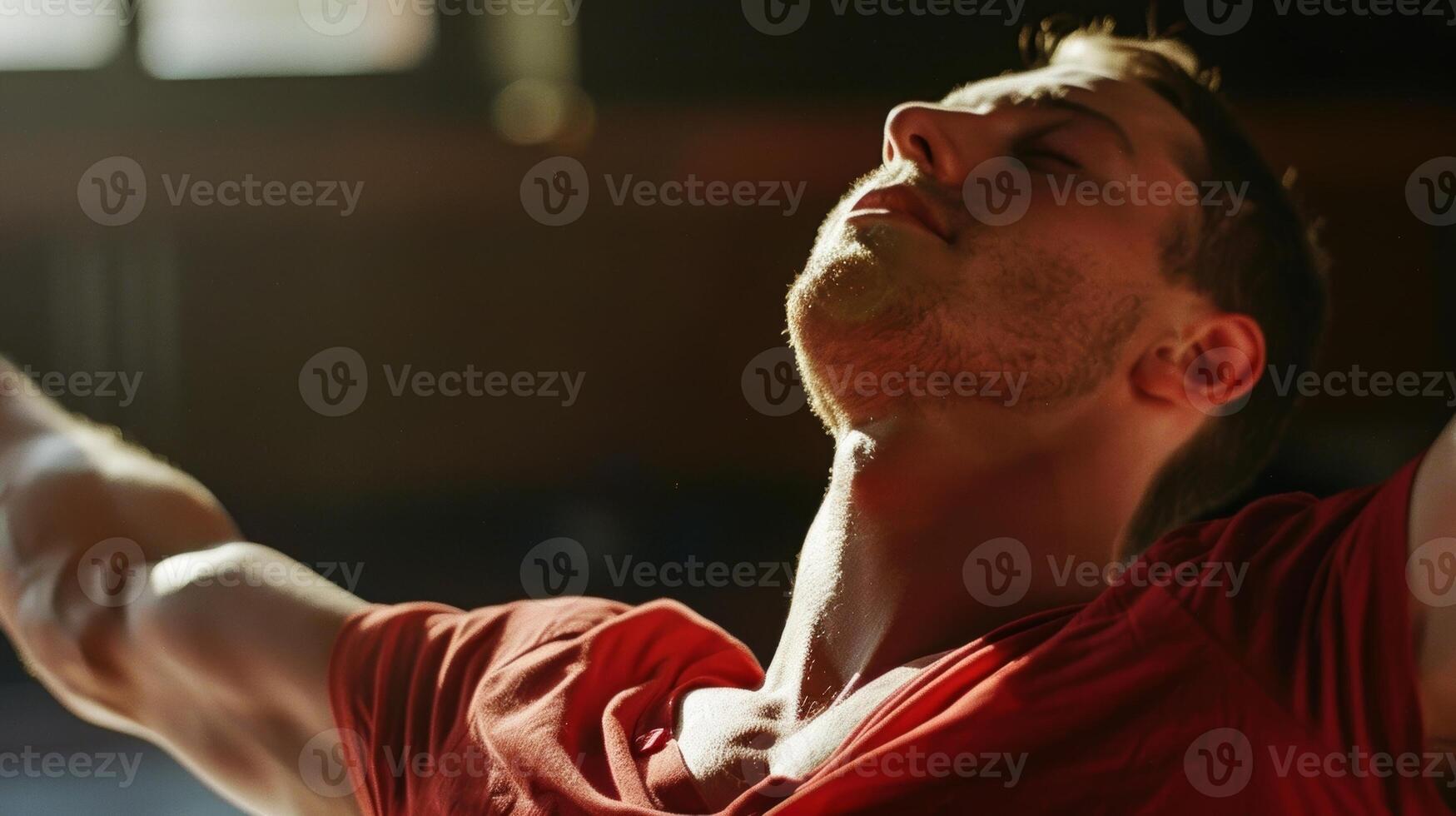 een Mens beoefenen een solo routine- verloren in de muziek- net zo hij laten we Gaan van ieder spanning of zorgen en focust alleen Aan zijn lichaam en beweging foto