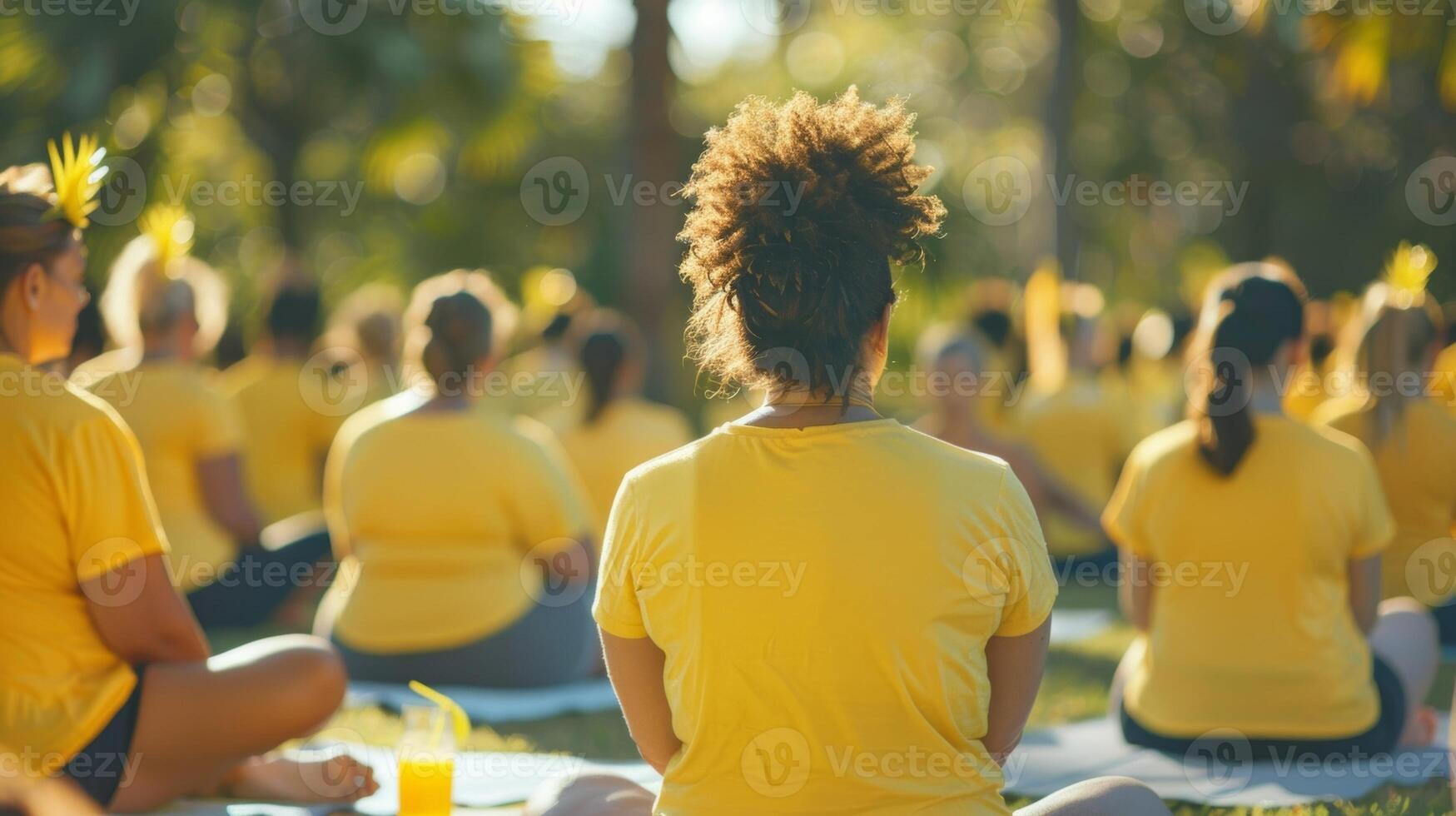 een zee van mensen vervelend helder geel ananas t-shirts allemaal verzameld in een lokaal park voor een gemeenschap yoga klasse Aan ananas dag gevolgd door een verfrissend ananas sap geroosterd brood foto