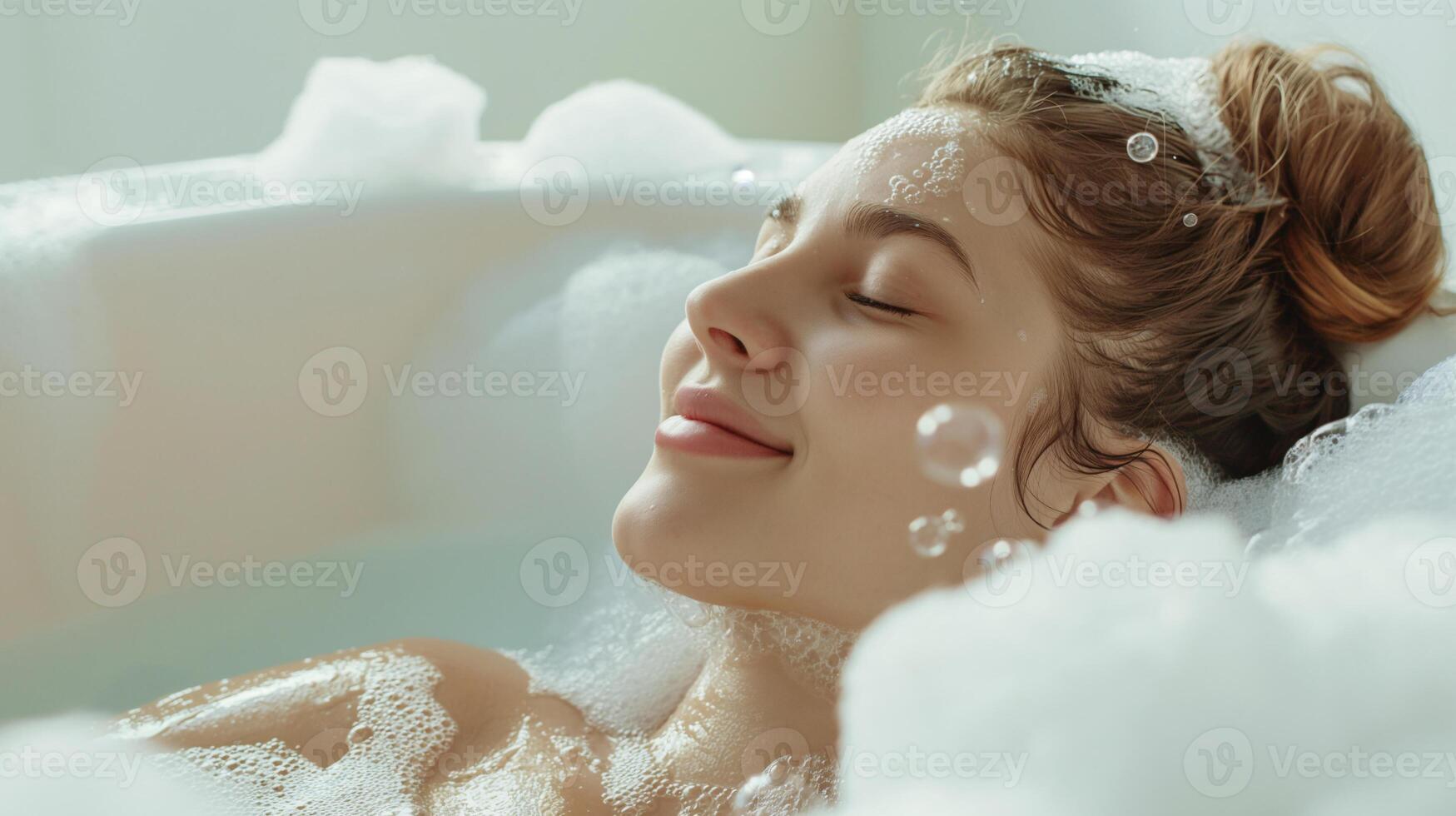 sereen zelf zorg. jong vrouw zich overgeven aan in een luxueus bubbel bad met aromatisch kaarsen en ontspannende atmosfeer foto